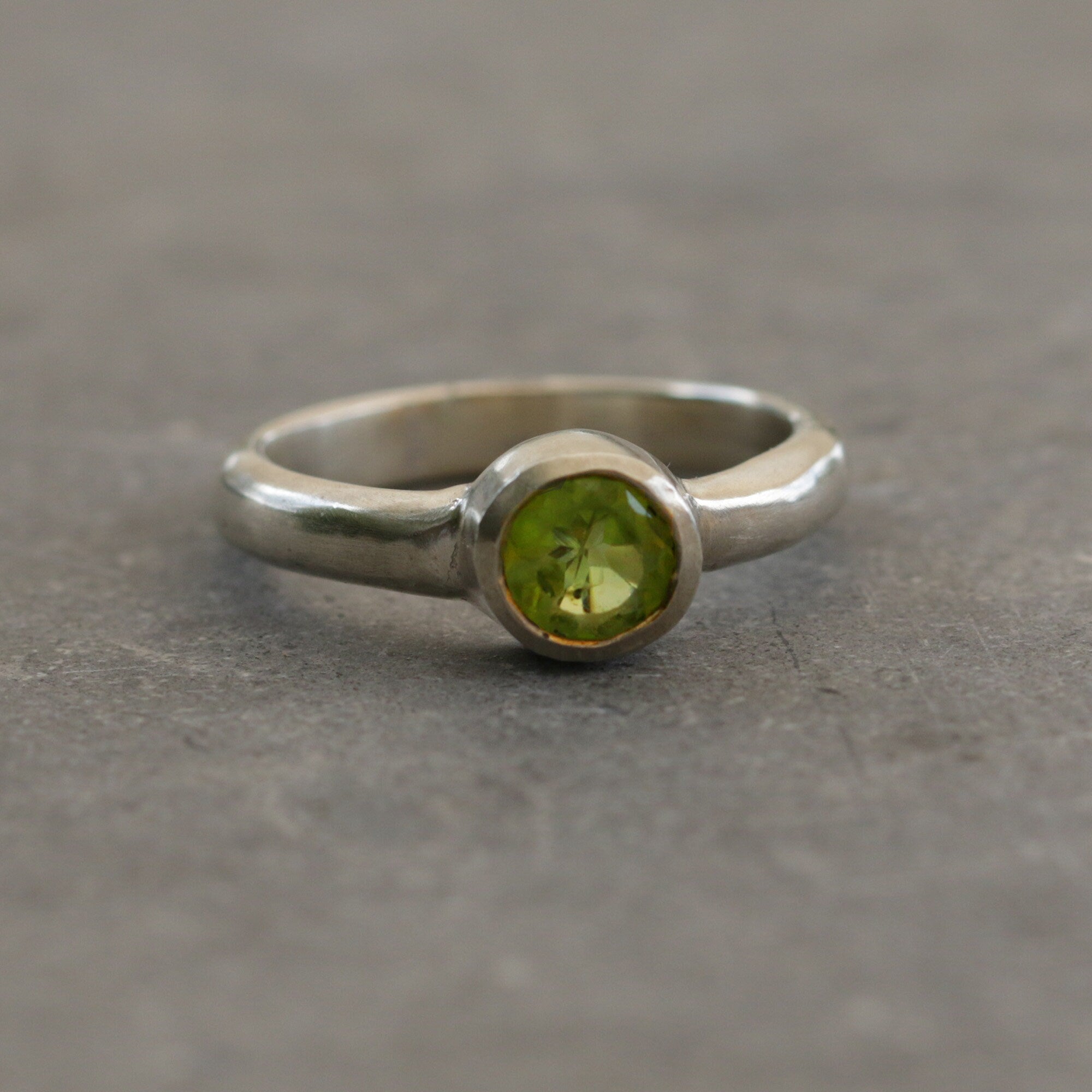 Round Peridot Silver Ring, Peridot Bezel Ring, Solitaire Rings For Women, Solitaire Peridot Ring, Peridot Ring, Mothers Day Gift-R558