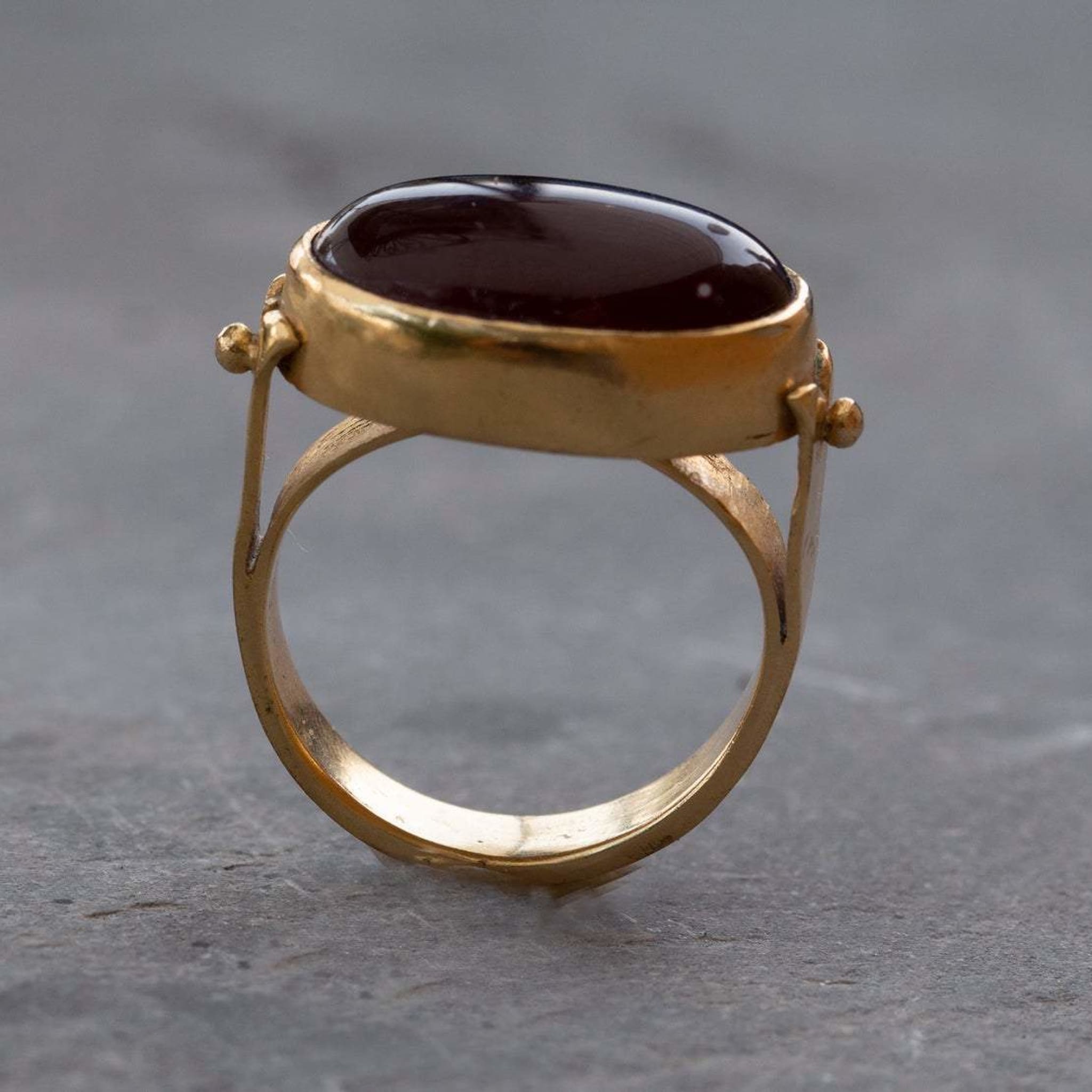 טבעת זהב 14 קראט עם אבן קרנליאן סגלגלה