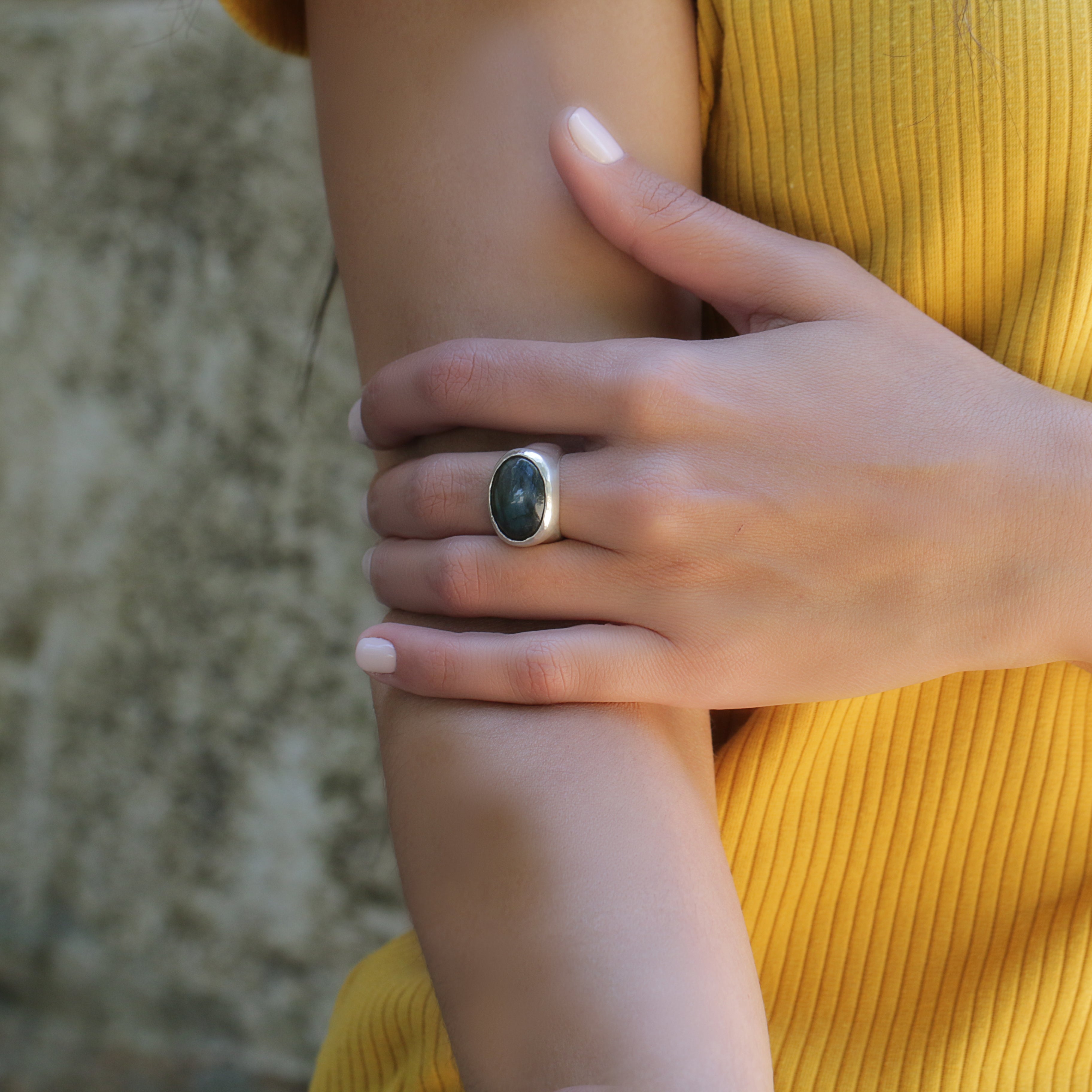 טבעת לברדוריט כחולה אישית בטבעת כסף סטרלינג
