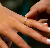 רצועות נישואין תלת-צבע בזהב מלא 14K, טבעת תואמת לזוגות, סט טבעות תואמות, סט רצועות שלו ושלה, טבעות זהב במרקם ספירלי