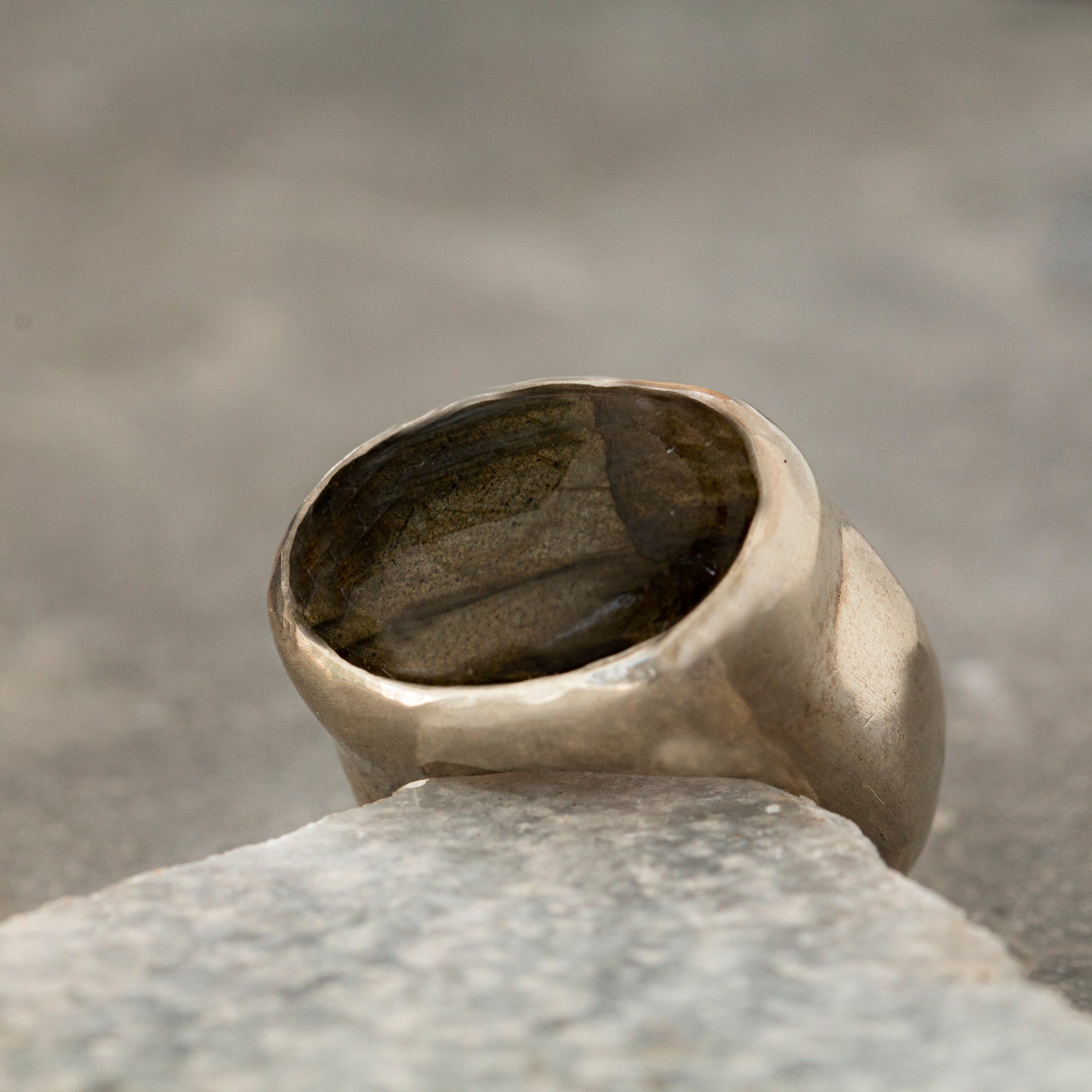 טבעת לברדוריט אפור מכסף סטרלינג תוצרת ארטיזן