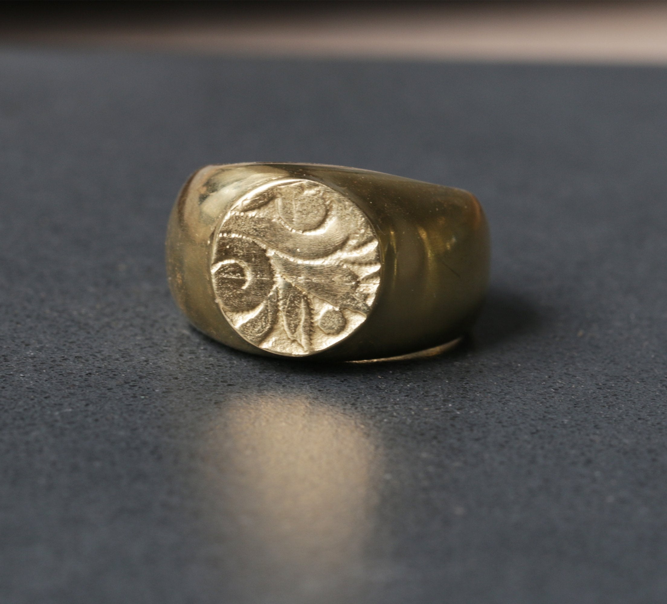 טבעת חותם חריטת פרח זהב וינטג', טבעת "VIOLA"-fb