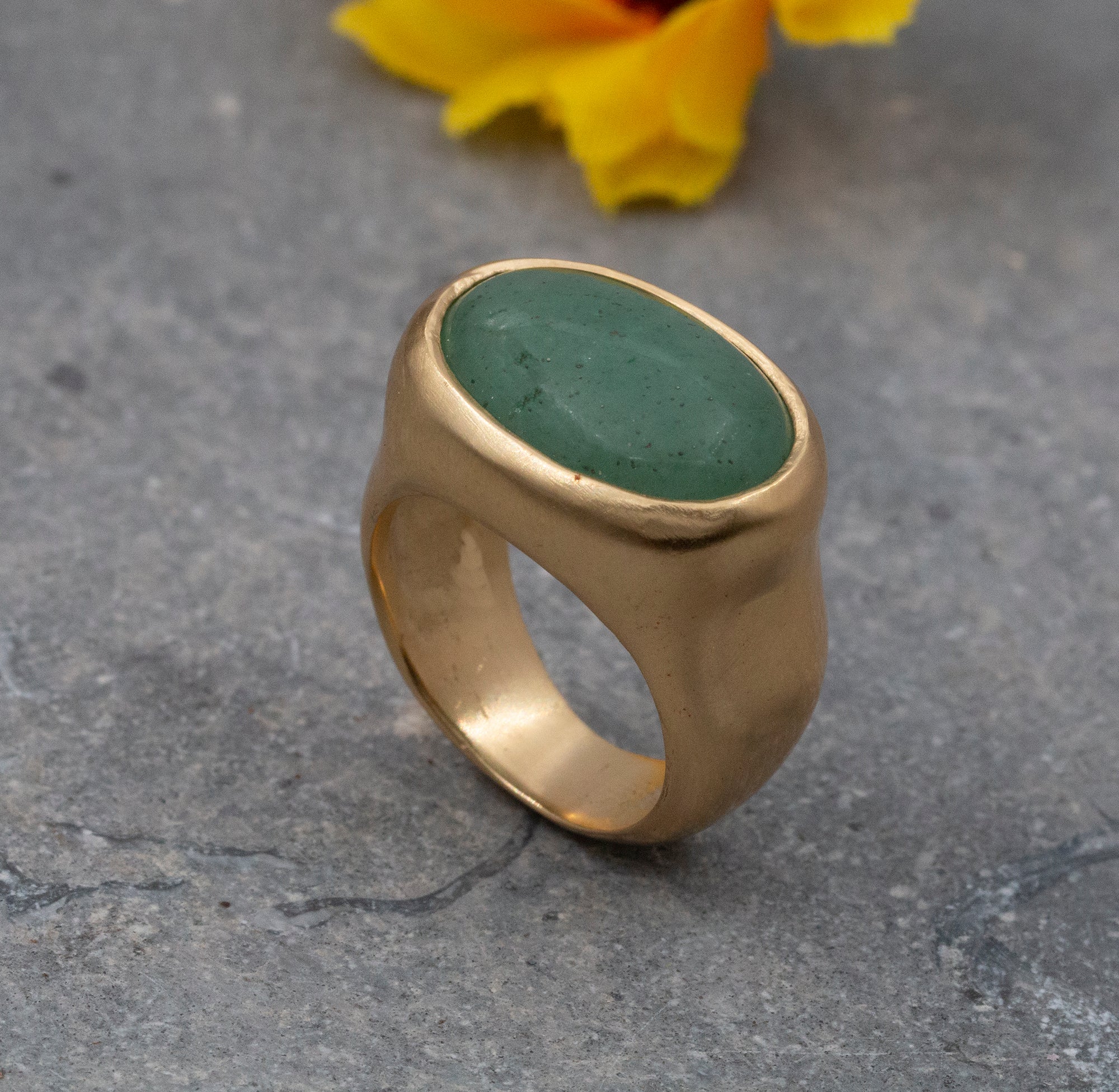 טבעת הצהרת אבן חן אוונטורין ירוקה זהב אליפסה אישית