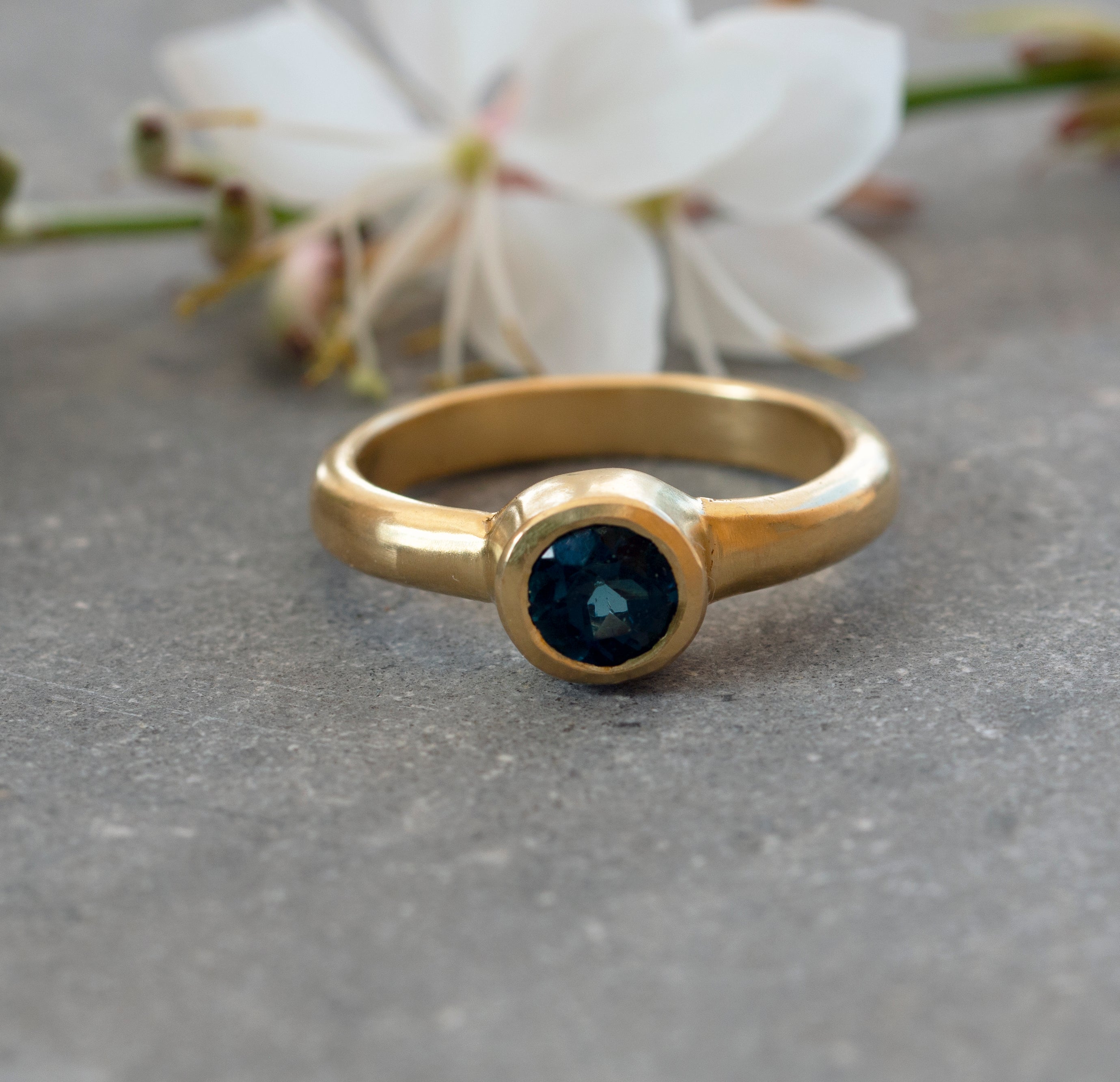 טבעת טופז כחולה עדינה