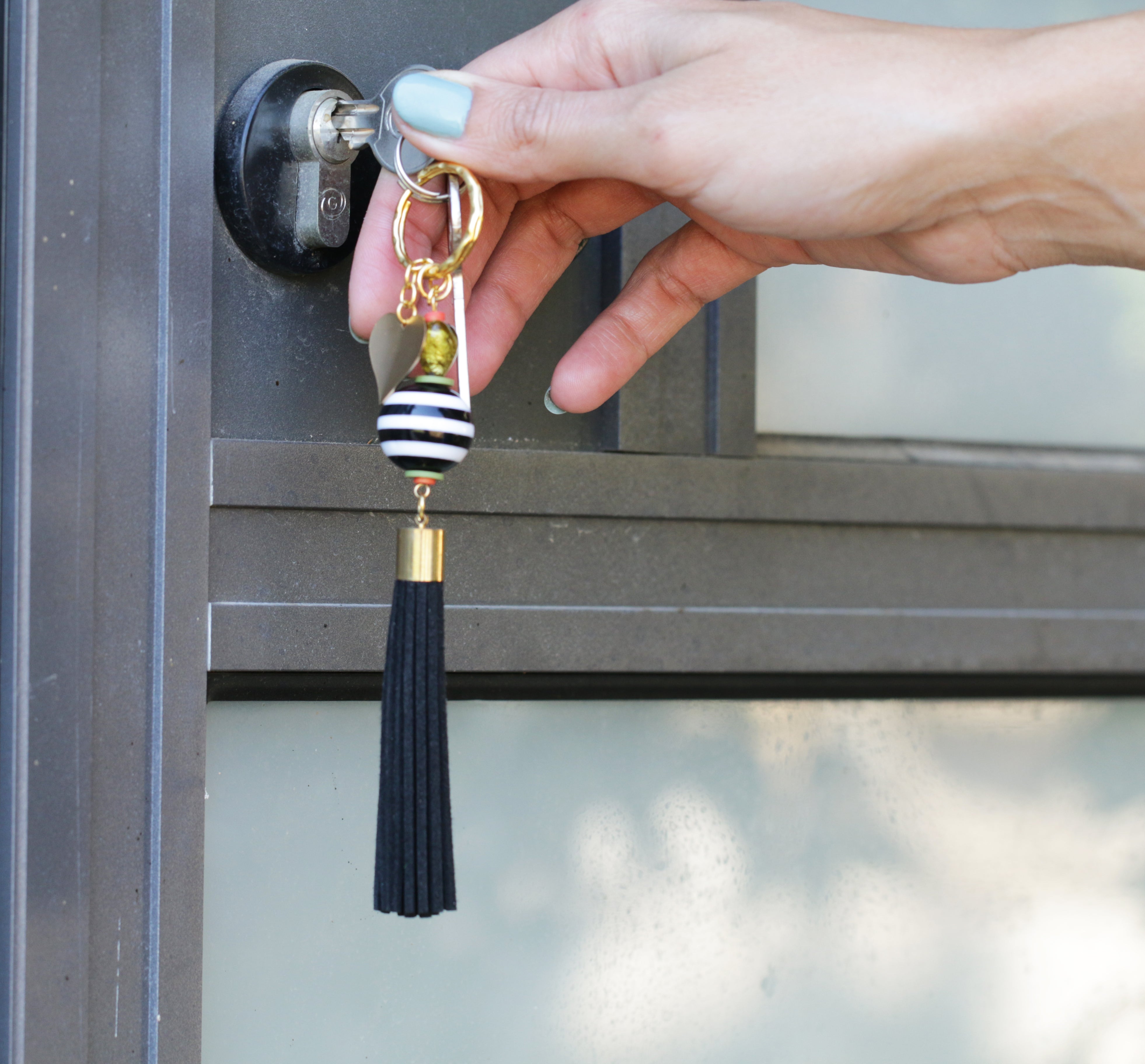 מחזיק מפתחות מודרני וצבעוני בעבודת יד כמתנה לחבר או למשפחה.