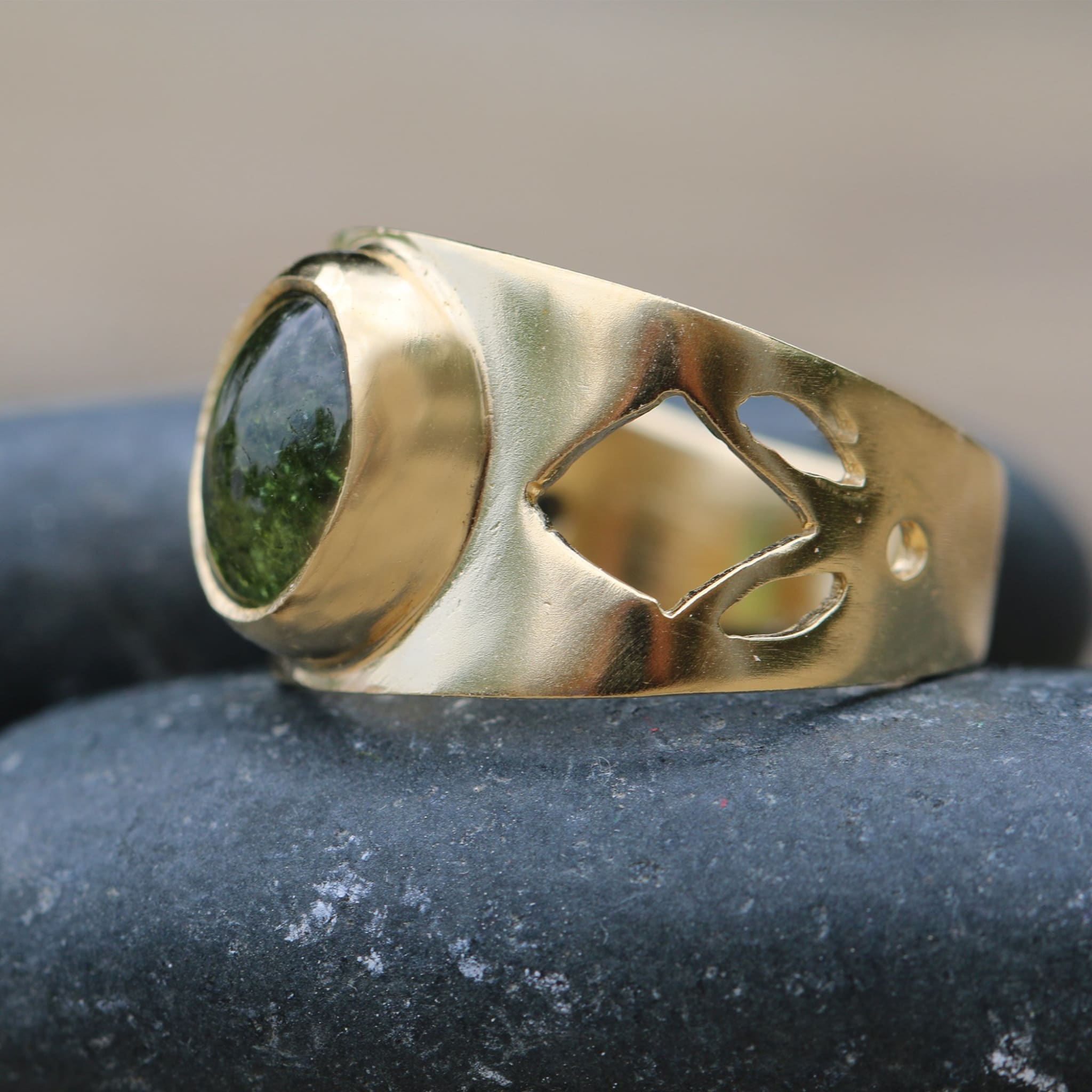 טבעת טורמלין סגלגלה - טבעת הצהרת זהב 14 קראט מותאמת אישית - טבעות אבני חן טבעיות לאופנה, אירוסין, חתונה, תכשיטים יומיומיים - בחר את המידה שלך - עם קופסה מקסימה