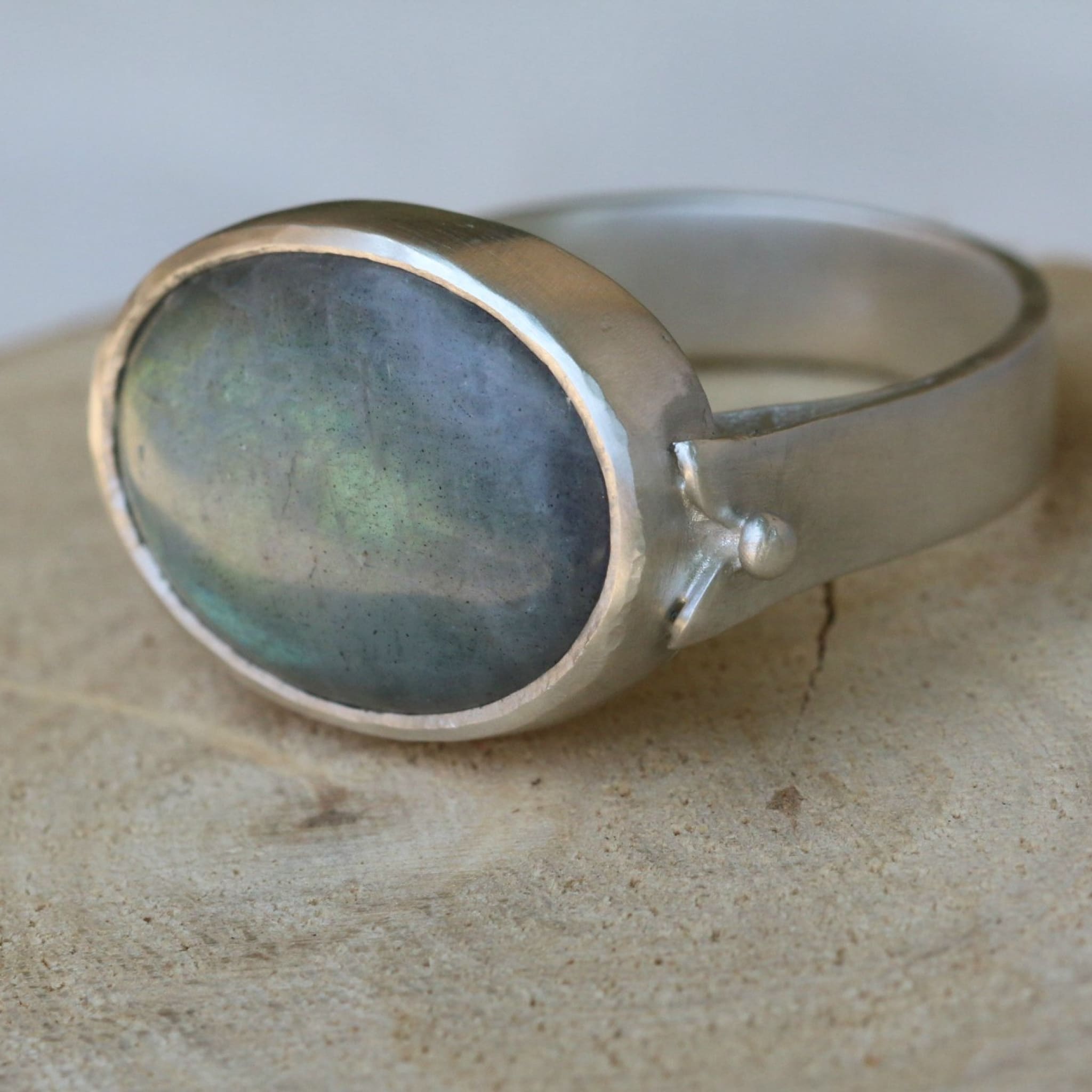טבעת כסף סטרלינג עם אבן חן לברדוריט-fb